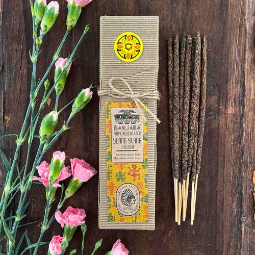 Naturalne ziołowe kadzidła do medytacji i jogikawitowe ylang ylang - żywica na patyczku.