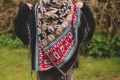 Duży szal boho jako dodatek do stylizacj na jesien na zime na prezent