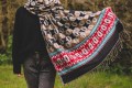 Miękki szal na prezent w stylu etno boho – wzory czarno-brązowe i czerwone
