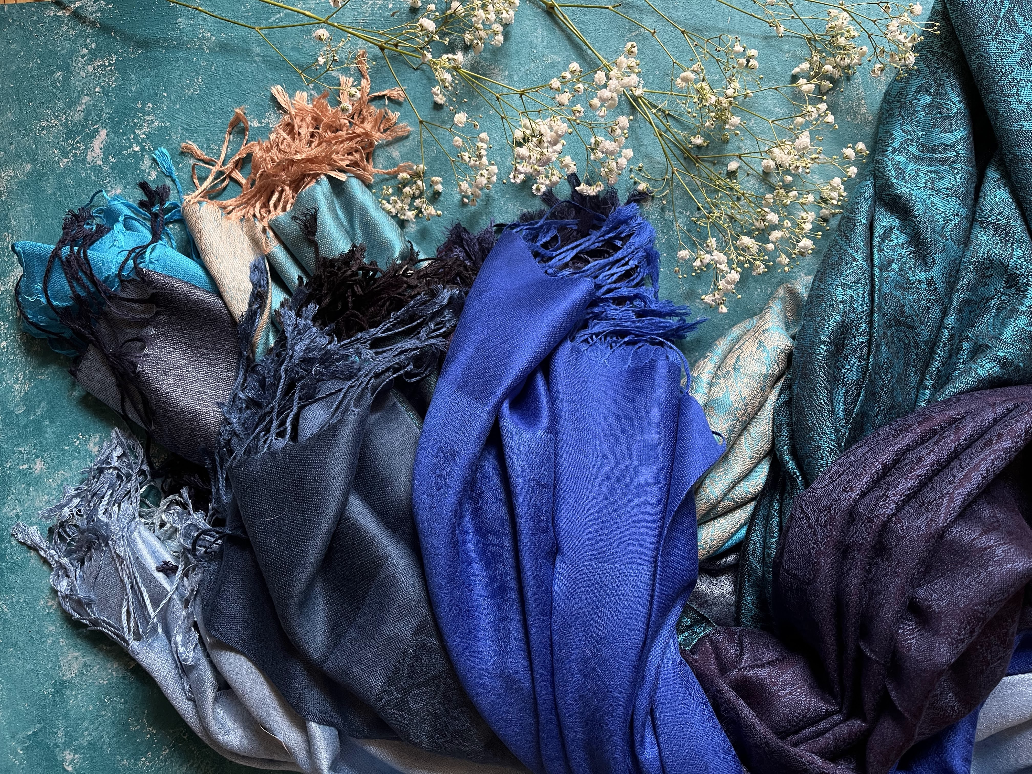 Kolorowe szale z wiskozy zwane paszminami, inspirowane tradycyjnymi wzorami z Indii i Nepalu.